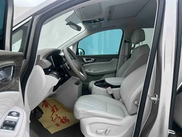 Roewe iMAX8 2023