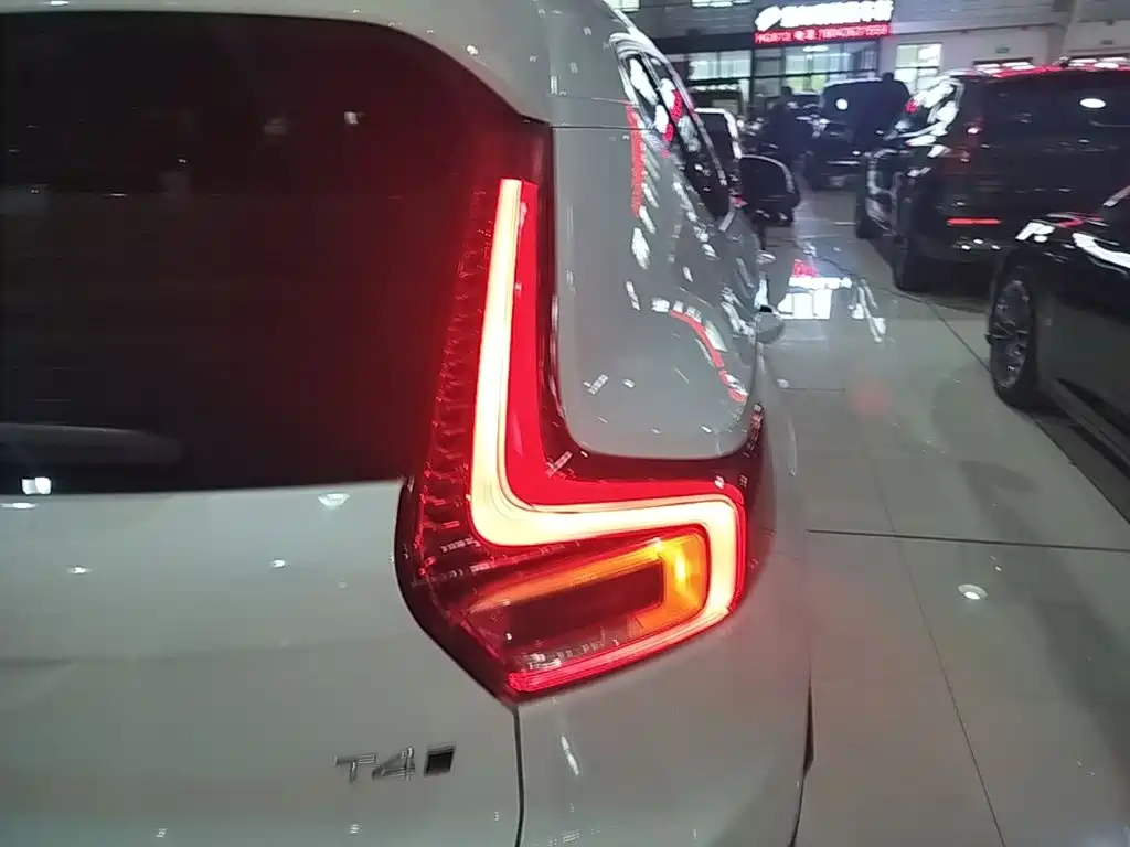 Volvo XC40 2022 — фото 24