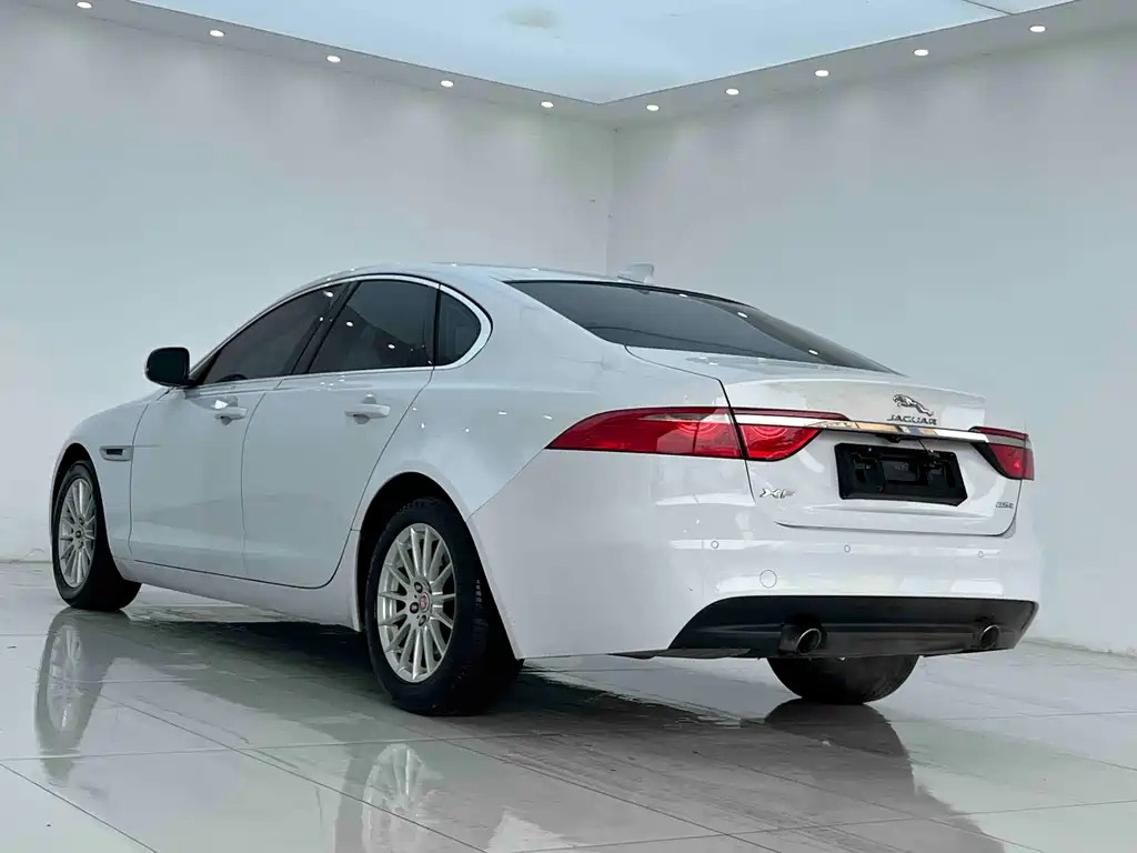 Jaguar XF 2016 — фото 10