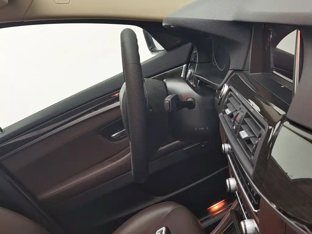 BMW 5 Series 2017 — фото 22