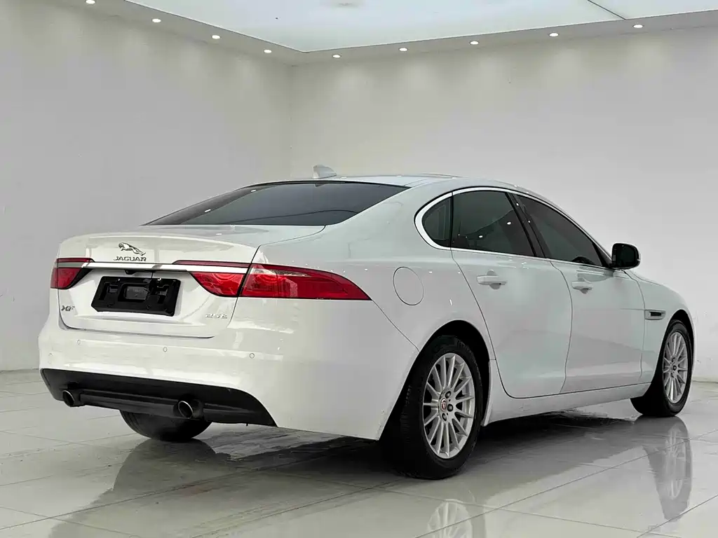 Jaguar XF 2016 — фото 12