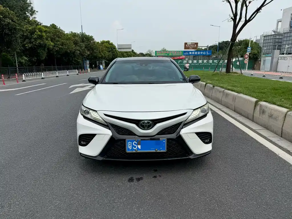 Toyota Camry 2018 — фото 2
