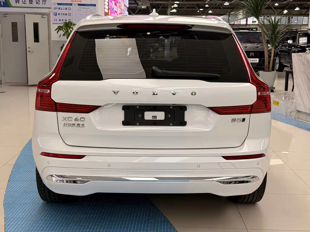 Volvo XC60 2022 — фото 13