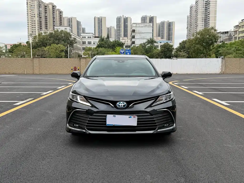 Toyota Camry 2023 — фото 2