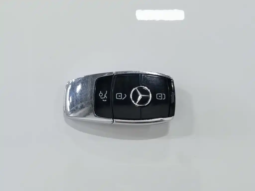 Mercedes-Benz EQC 2020 — фото 19