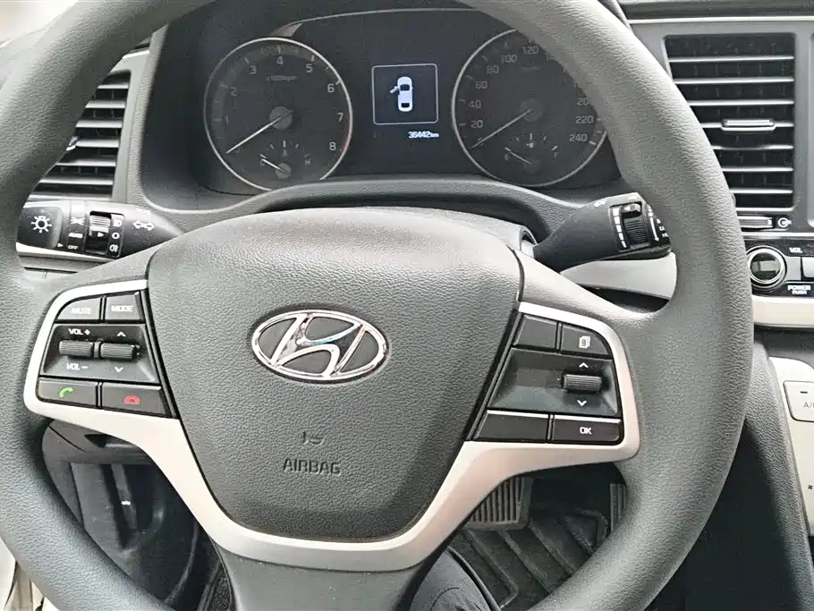 Hyundai Elantra 2016 — фото 15