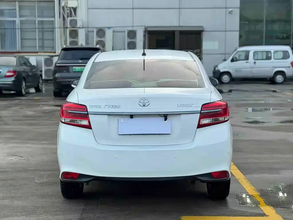Toyota Yaris L 2017 — фото 8