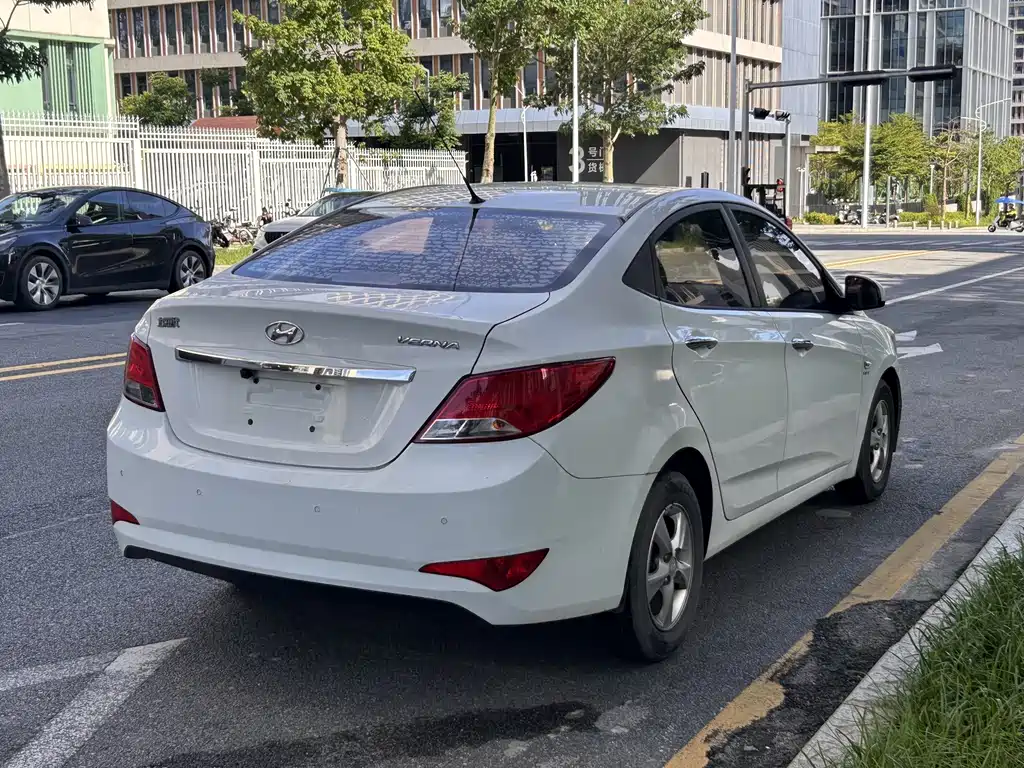 Hyundai Accent 2014 — фото 4