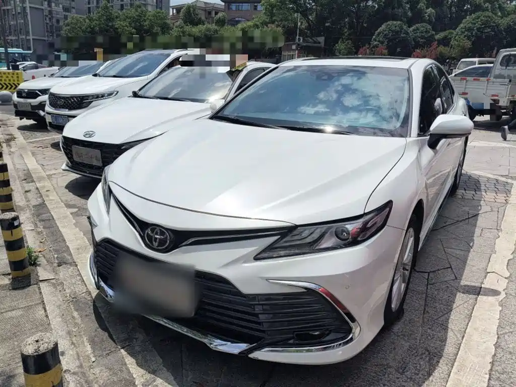 Toyota Camry 2023 — фото 1