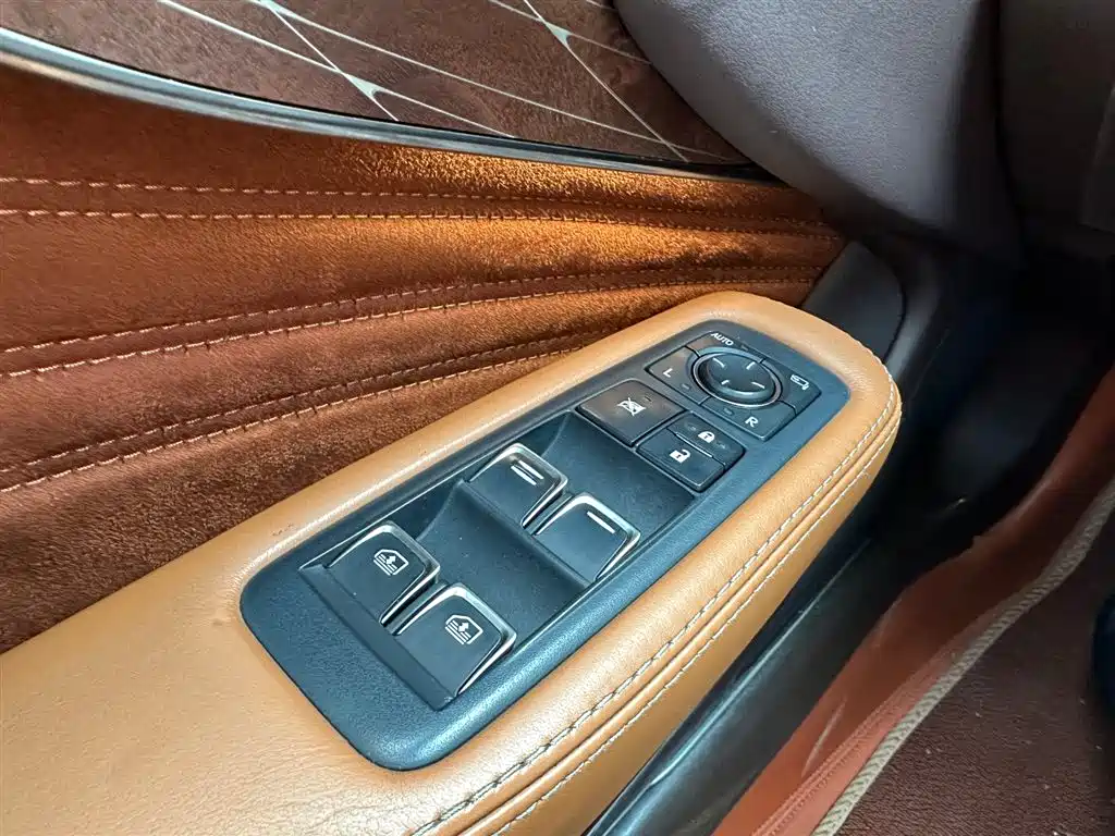 Lexus LS 2018 — фото 16