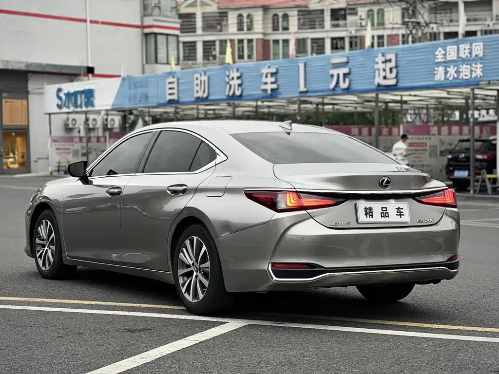 Lexus ES 2020 — фото 6
