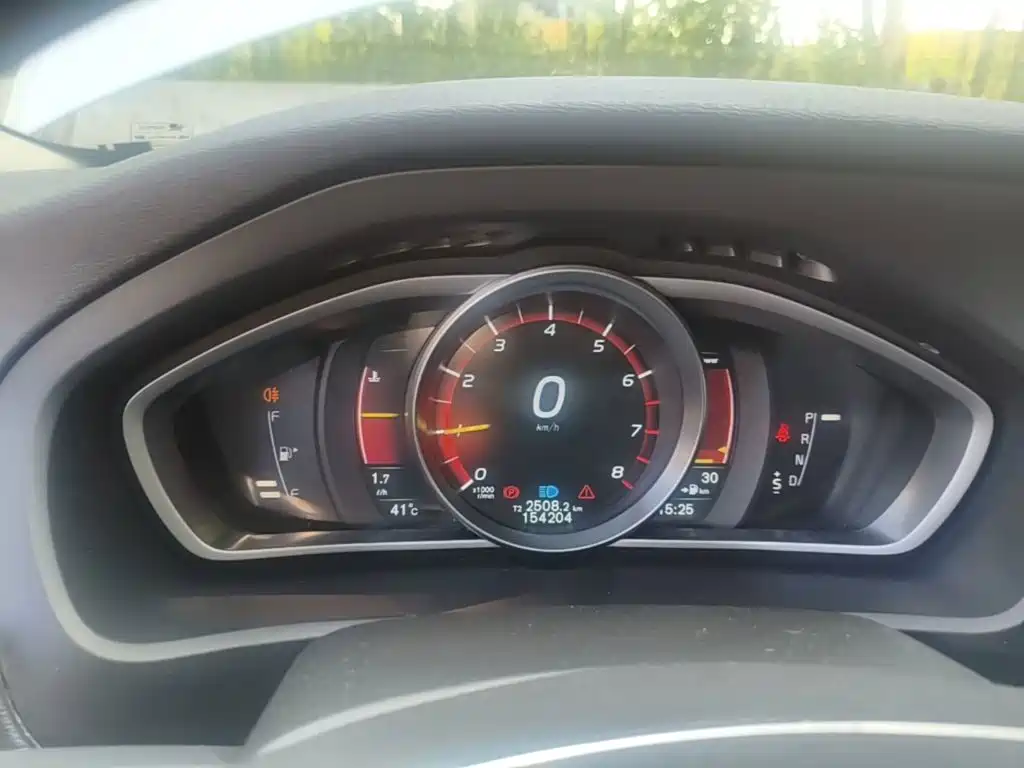 Volvo V40 2015 — фото 12