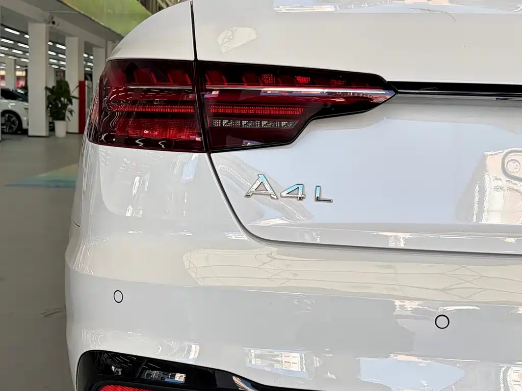 Audi A4L 2023 — фото 10