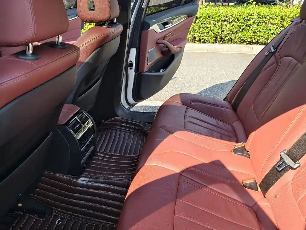 BMW 5 Series 2018 — фото 11