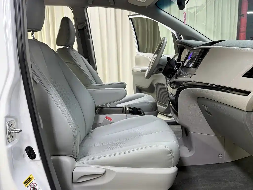 Toyota Sienna 2016 — фото 35