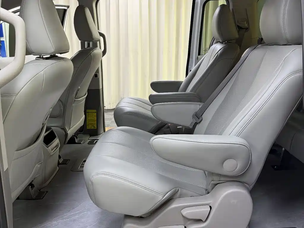 Toyota Sienna 2016 — фото 34