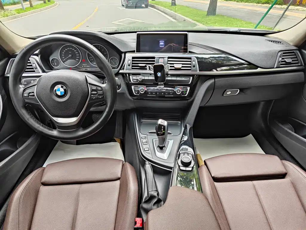 BMW 3 Series 2018 — фото 8