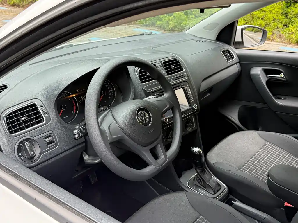 Volkswagen Polo 2015 — фото 18
