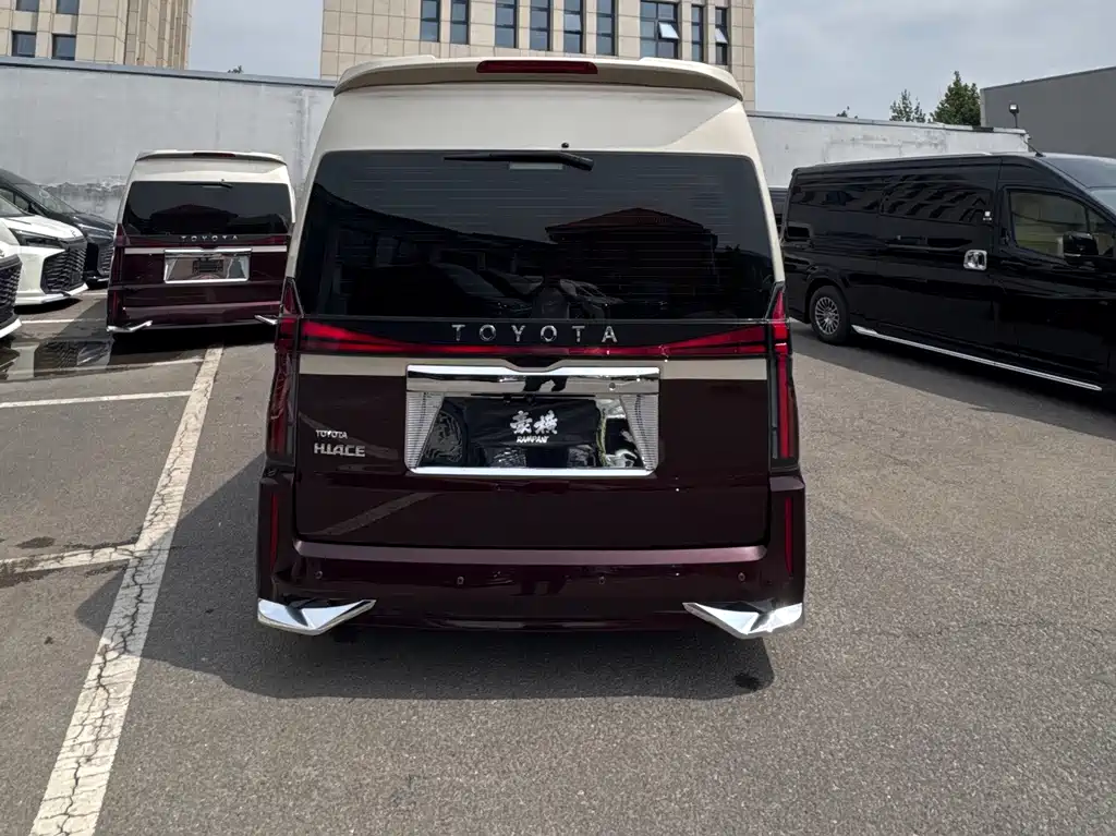 Toyota Hiace 2025 — фото 5