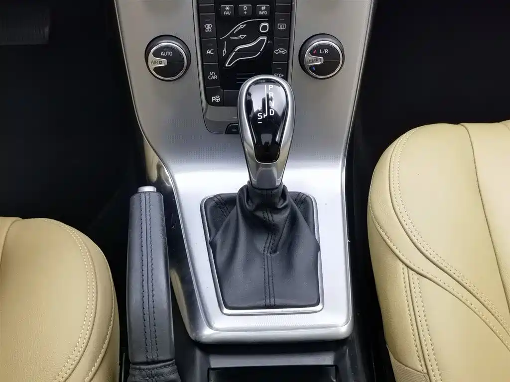 Volvo V40 2017 — фото 13