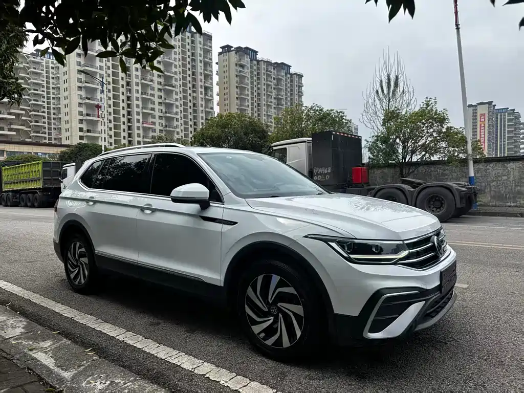Volkswagen Tiguan L 2023 — фото 1