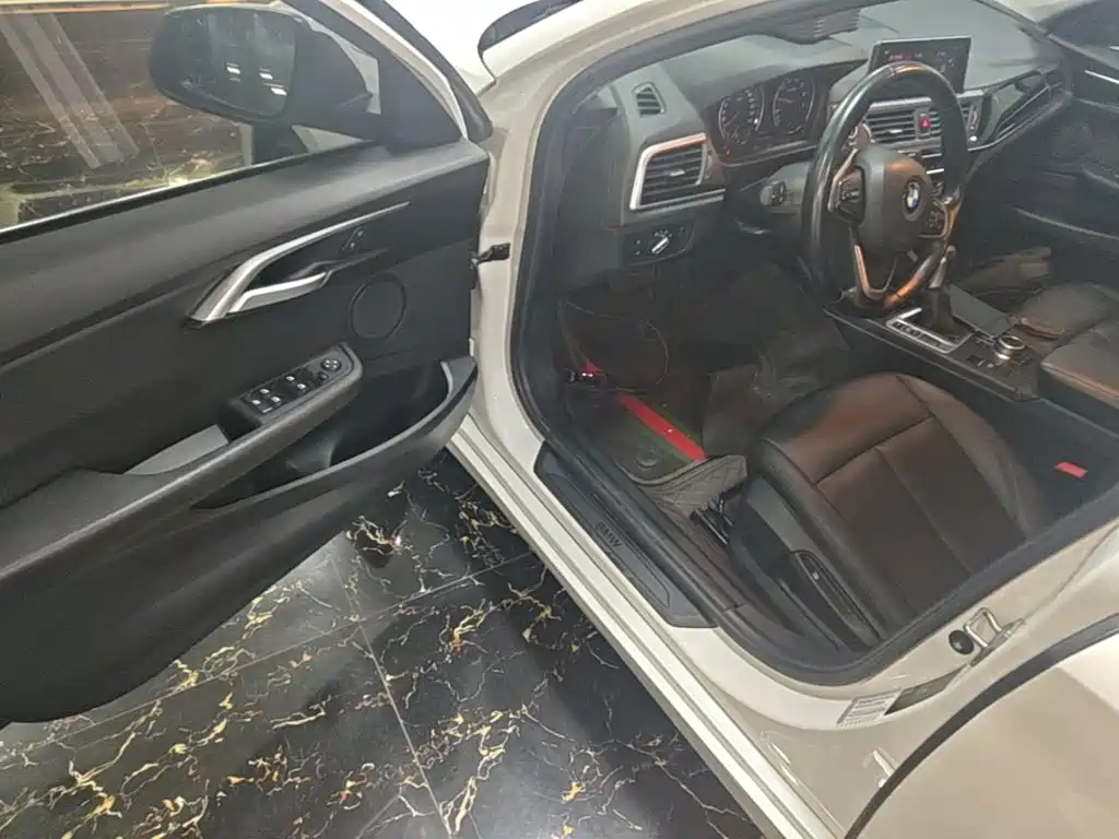 BMW 1 Series 2019 — фото 16