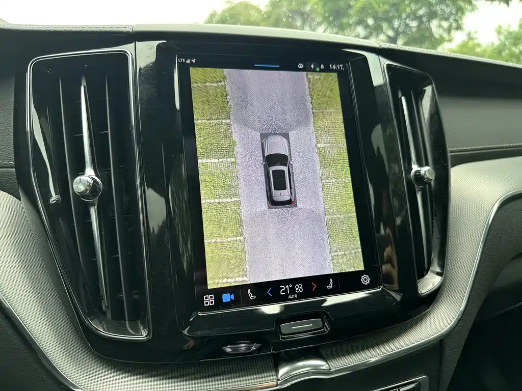 Volvo XC60 PHEV 2025 — фото 10
