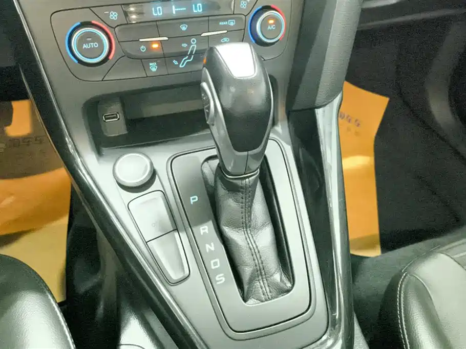 Ford Focus 2018 — фото 16
