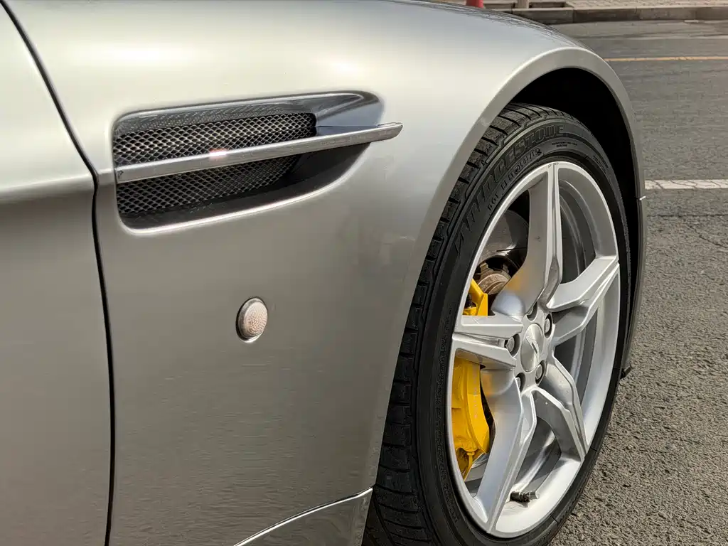 Aston Martin V8 Vantage 2016 — фото 11