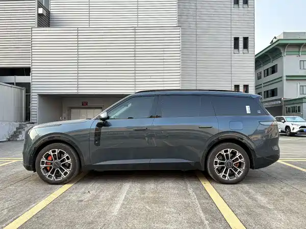 Lynk & Co 900 2025