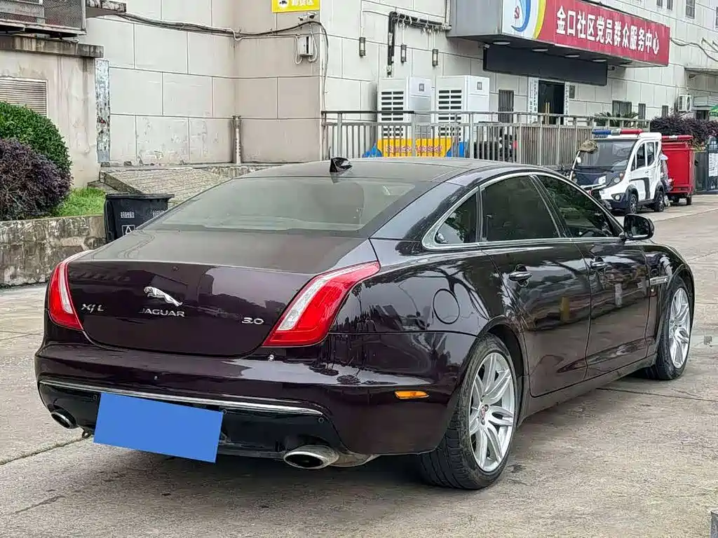 Jaguar XJ 2018 — фото 14