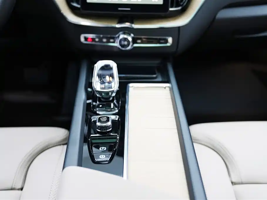 Volvo XC60 PHEV 2025 — фото 12