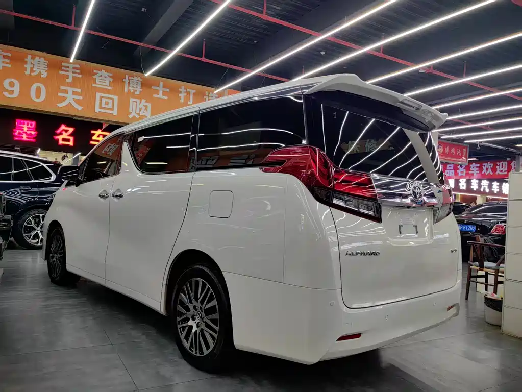 Toyota Alphard 2018 — фото 17
