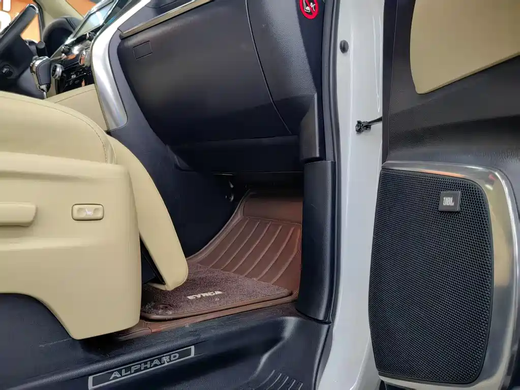 Toyota Alphard 2018 — фото 7