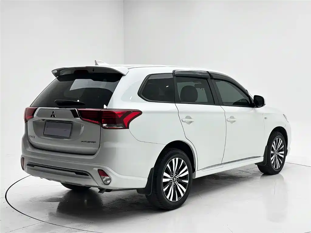 Mitsubishi Outlander 2022 — фото 6