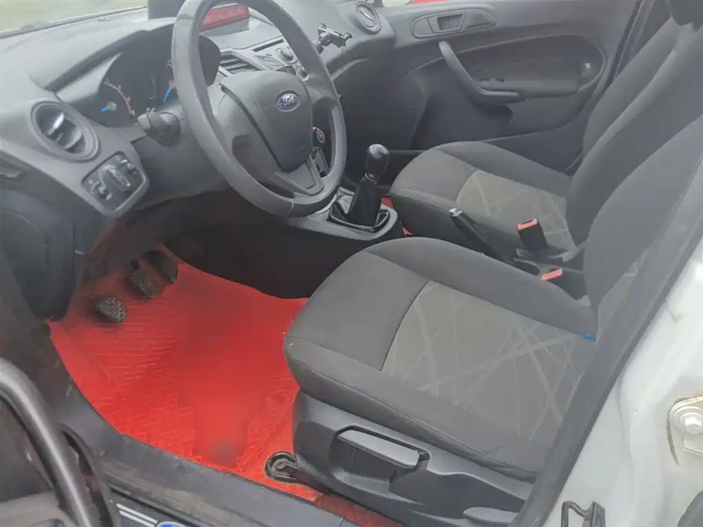 Ford Fiesta 2015 — фото 15