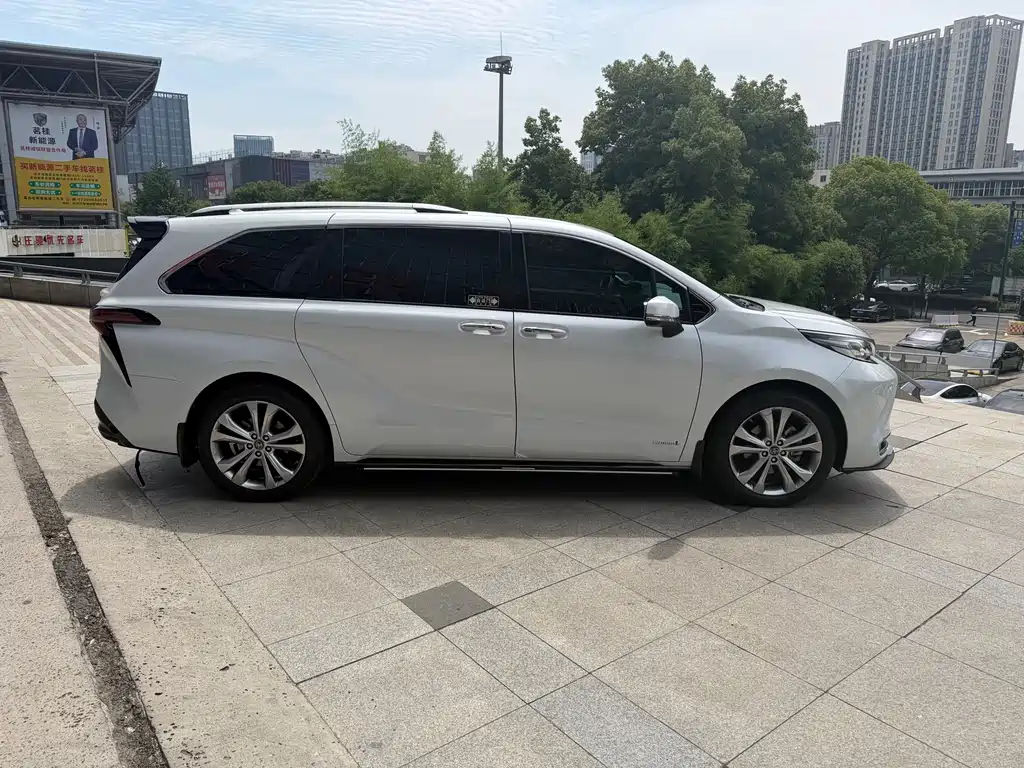 Toyota Sienna 2024 — фото 4