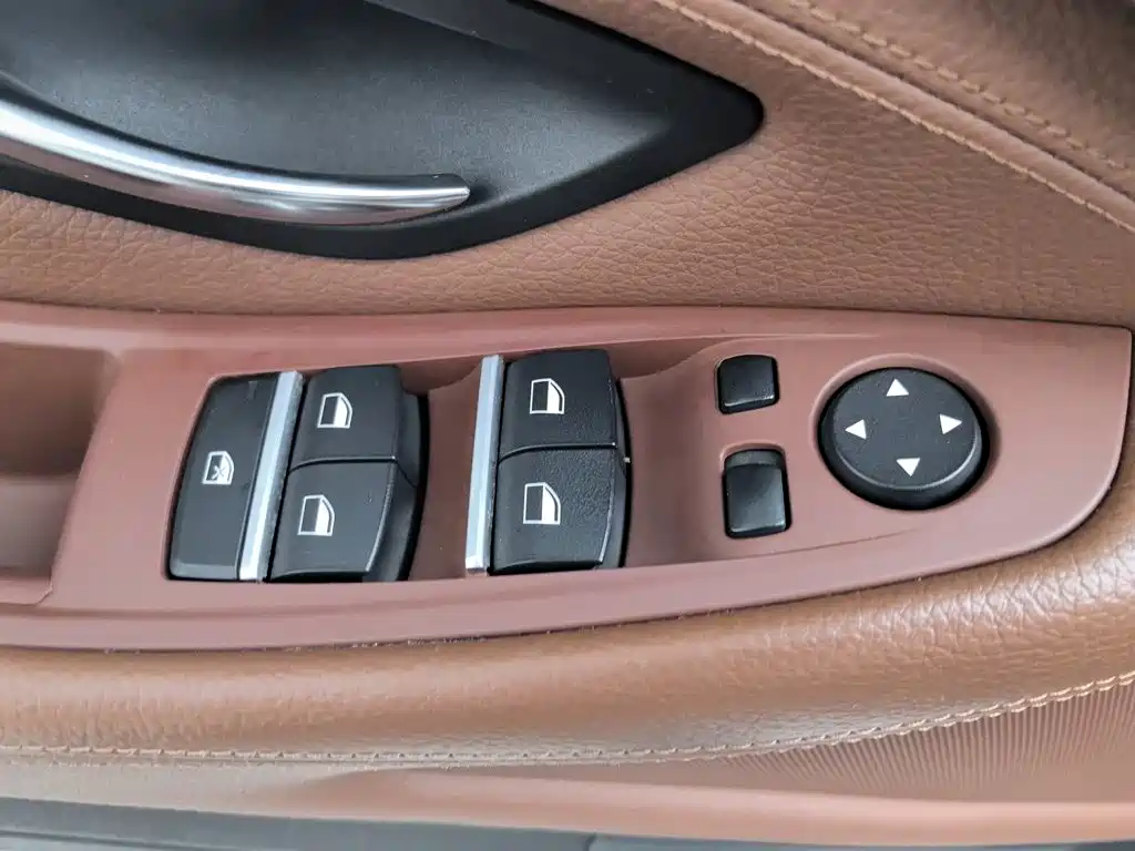 BMW 5 Series 2015 — фото 9
