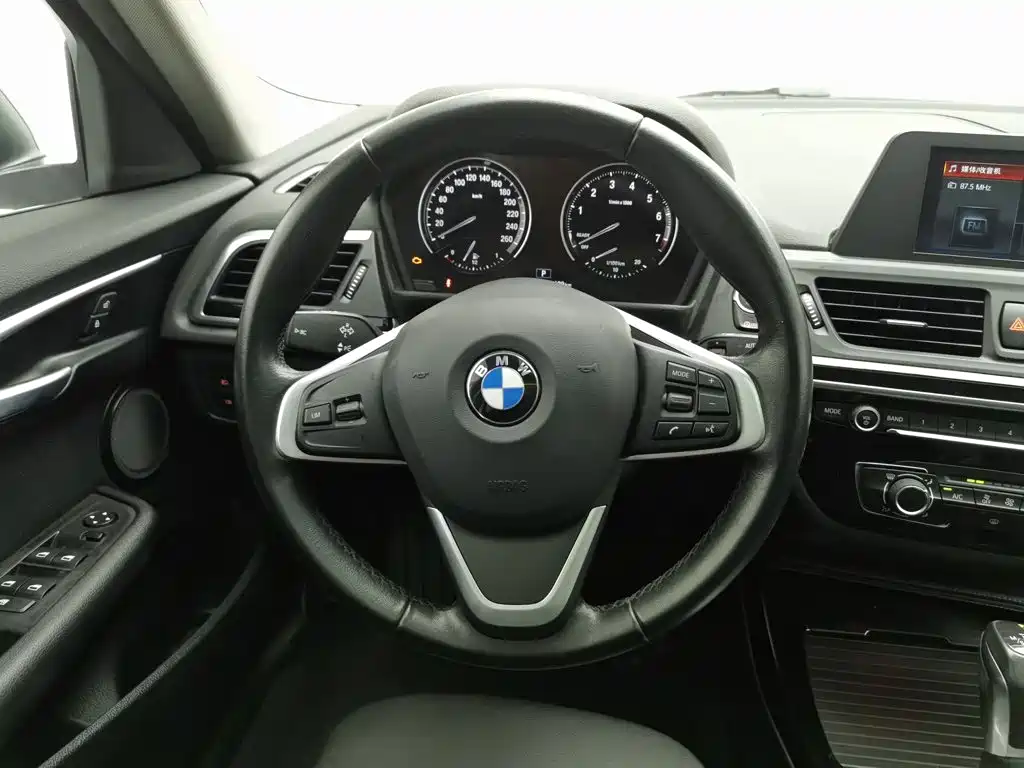 BMW 1 Series 2018 — фото 11