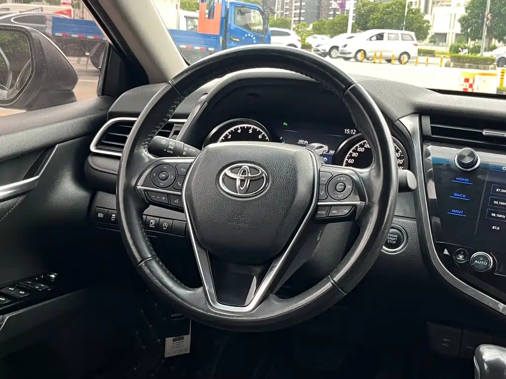 Toyota Camry 2019 — фото 13