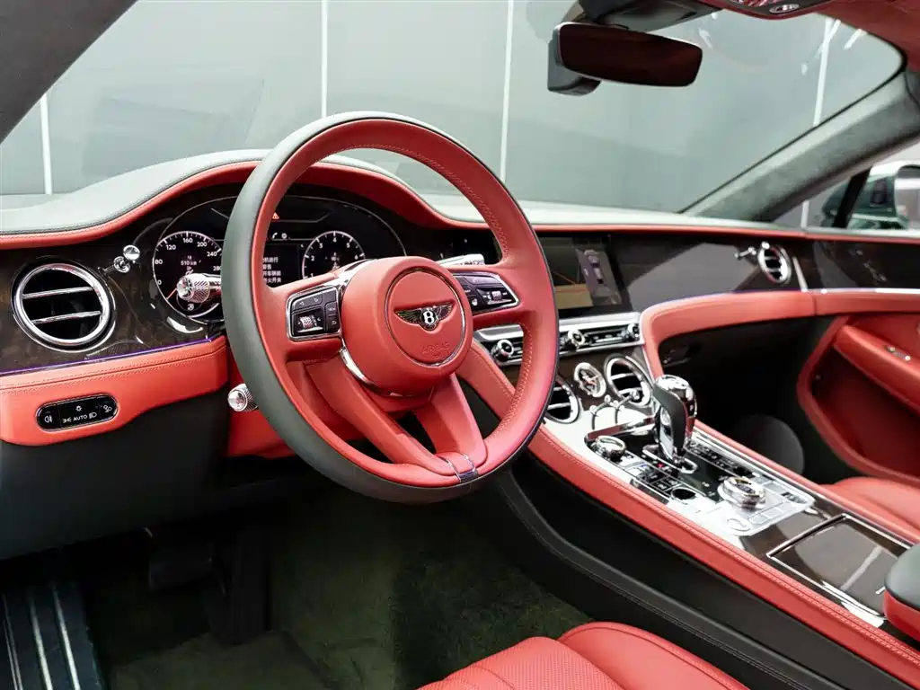 Bentley Continental 2024 — фото 10