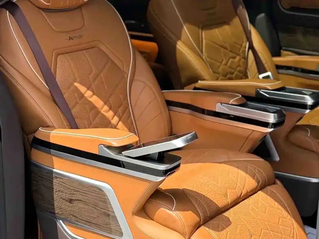 Mercedes-Benz V-Class 2023 — фото 12