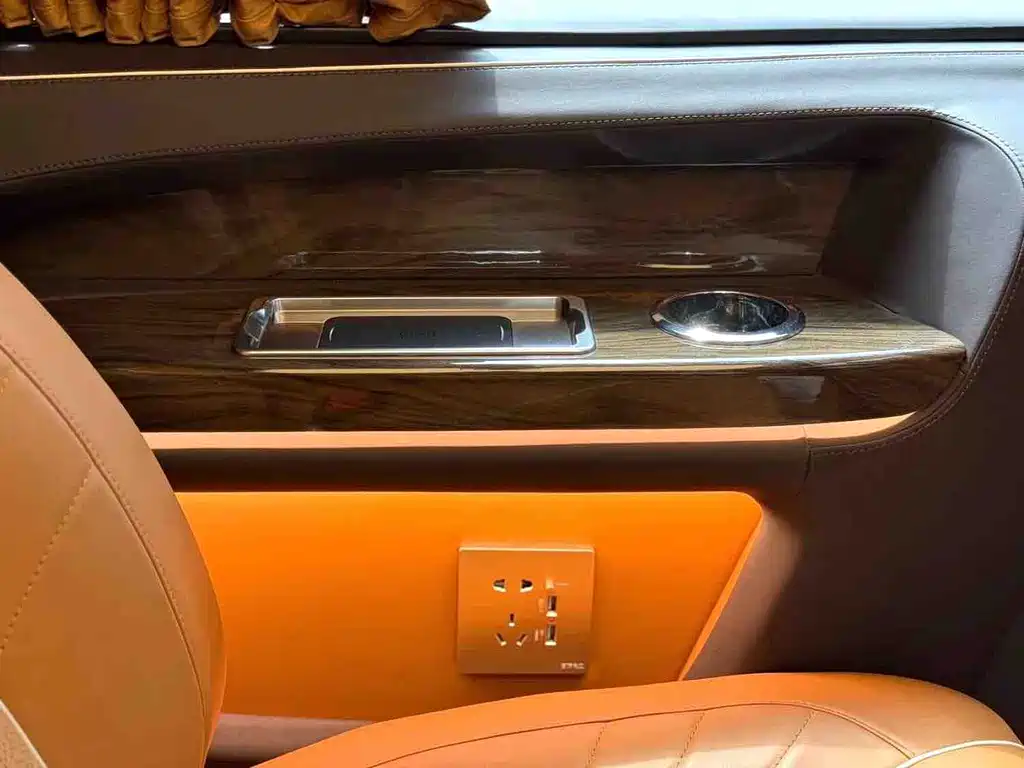 Mercedes-Benz V-Class 2023 — фото 9