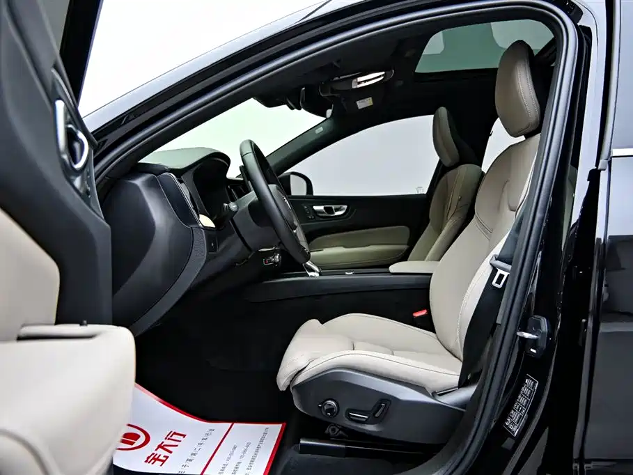 Volvo XC60 2025 — фото 10