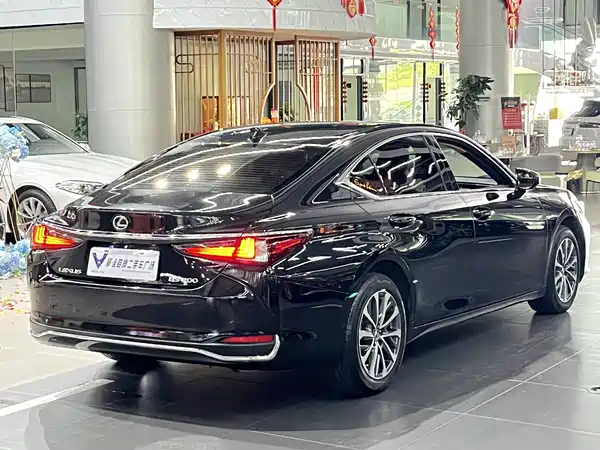 Lexus ES 2024