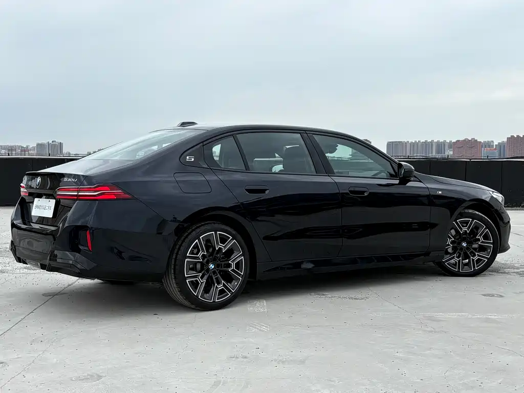 BMW 5 Series 2025 — фото 16