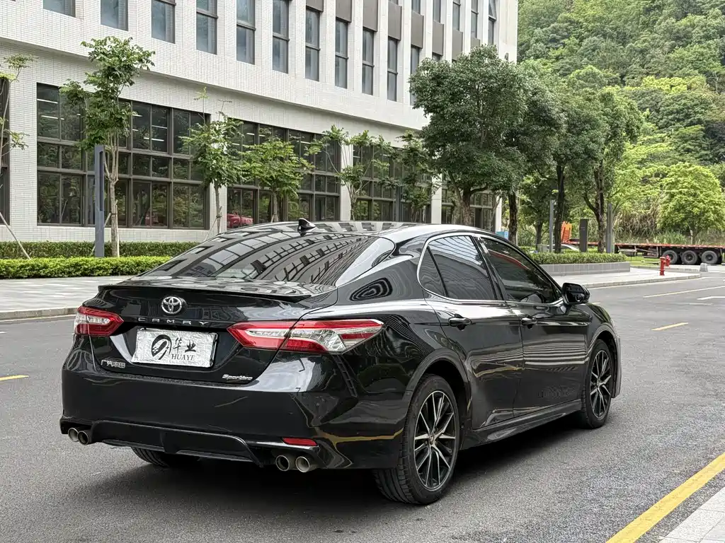 Toyota Camry 2022 — фото 8