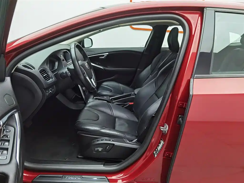 Volvo V40 2016 — фото 10
