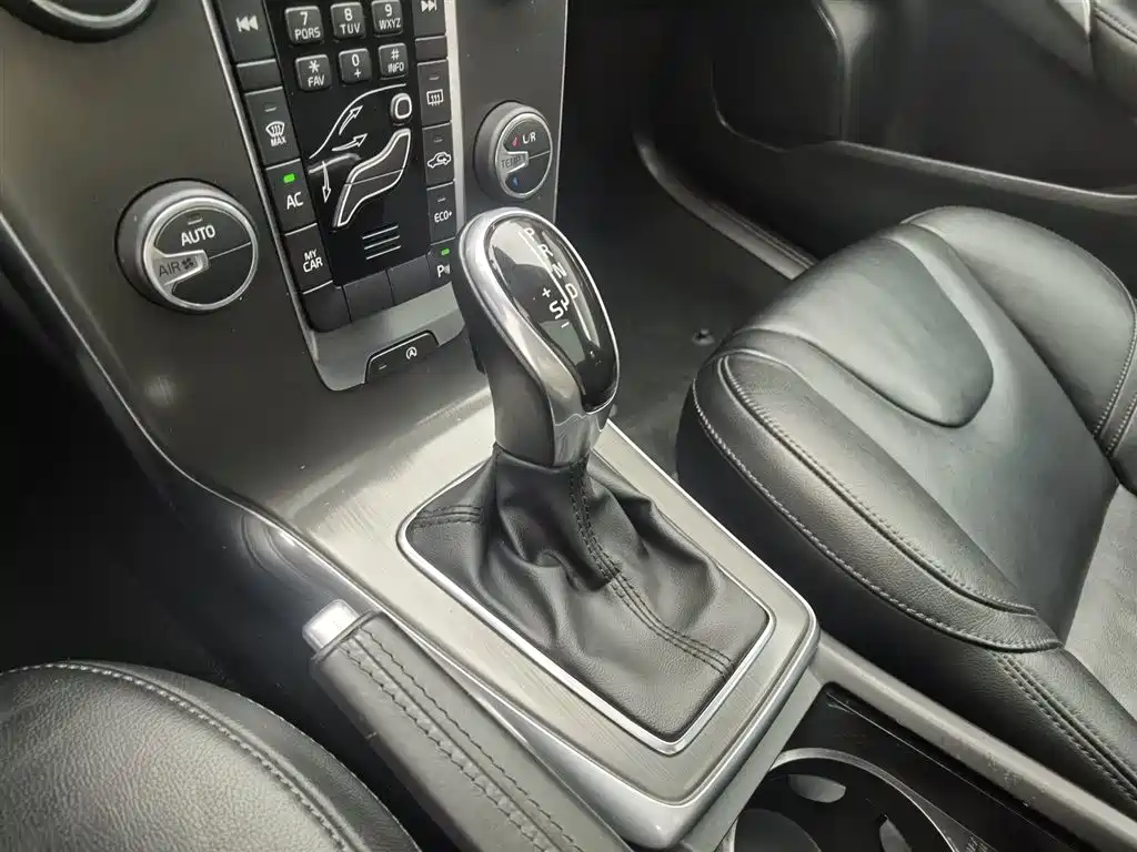 Volvo V40 2016 — фото 13