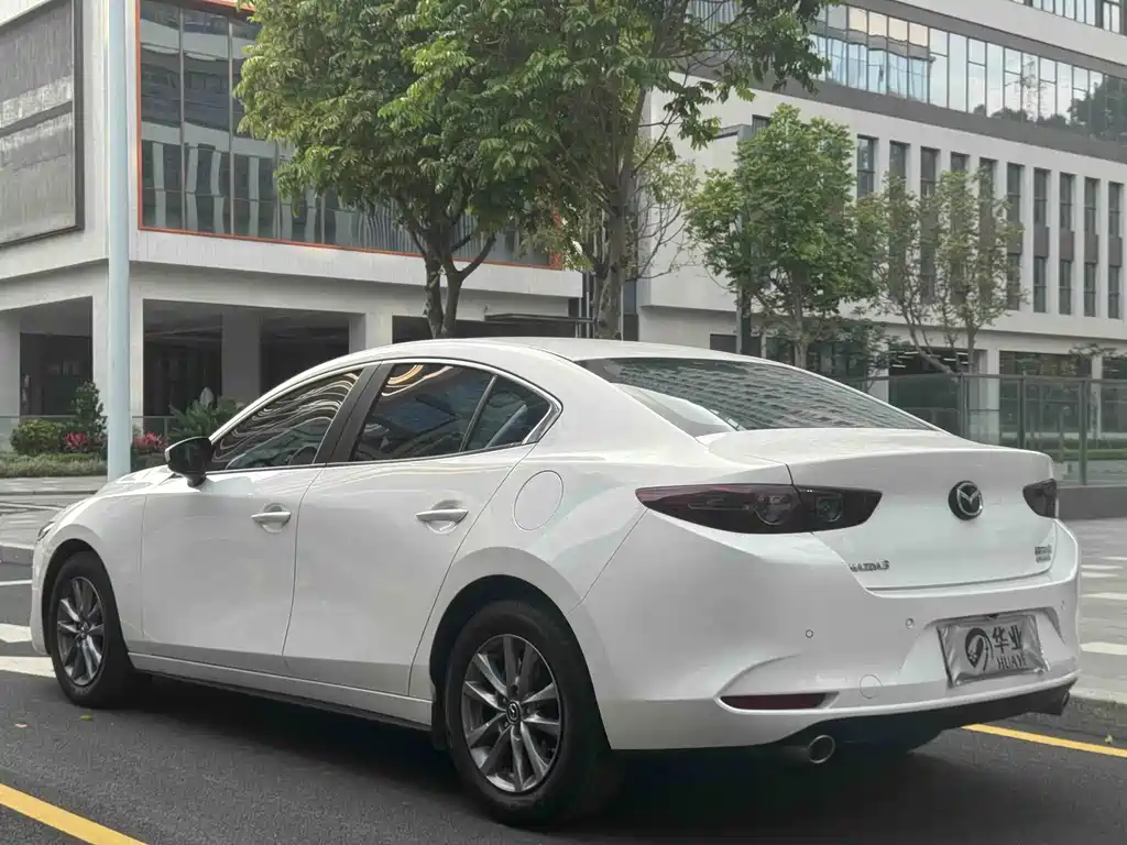 Mazda 3 Axela 2023 — фото 5